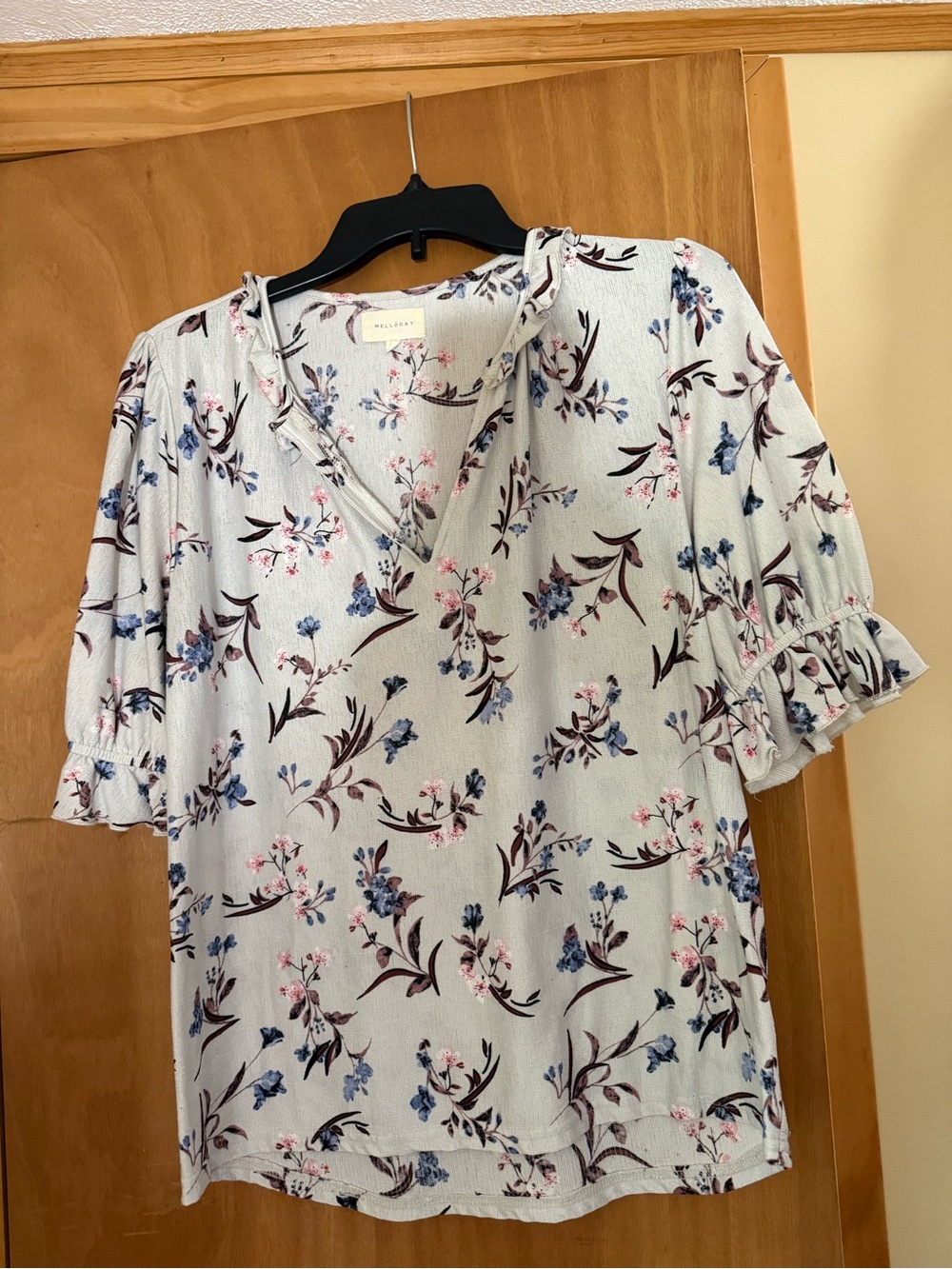 MELLODAY White Short Sleeve V-Neck Floral Tee with Blue and Pink Accents